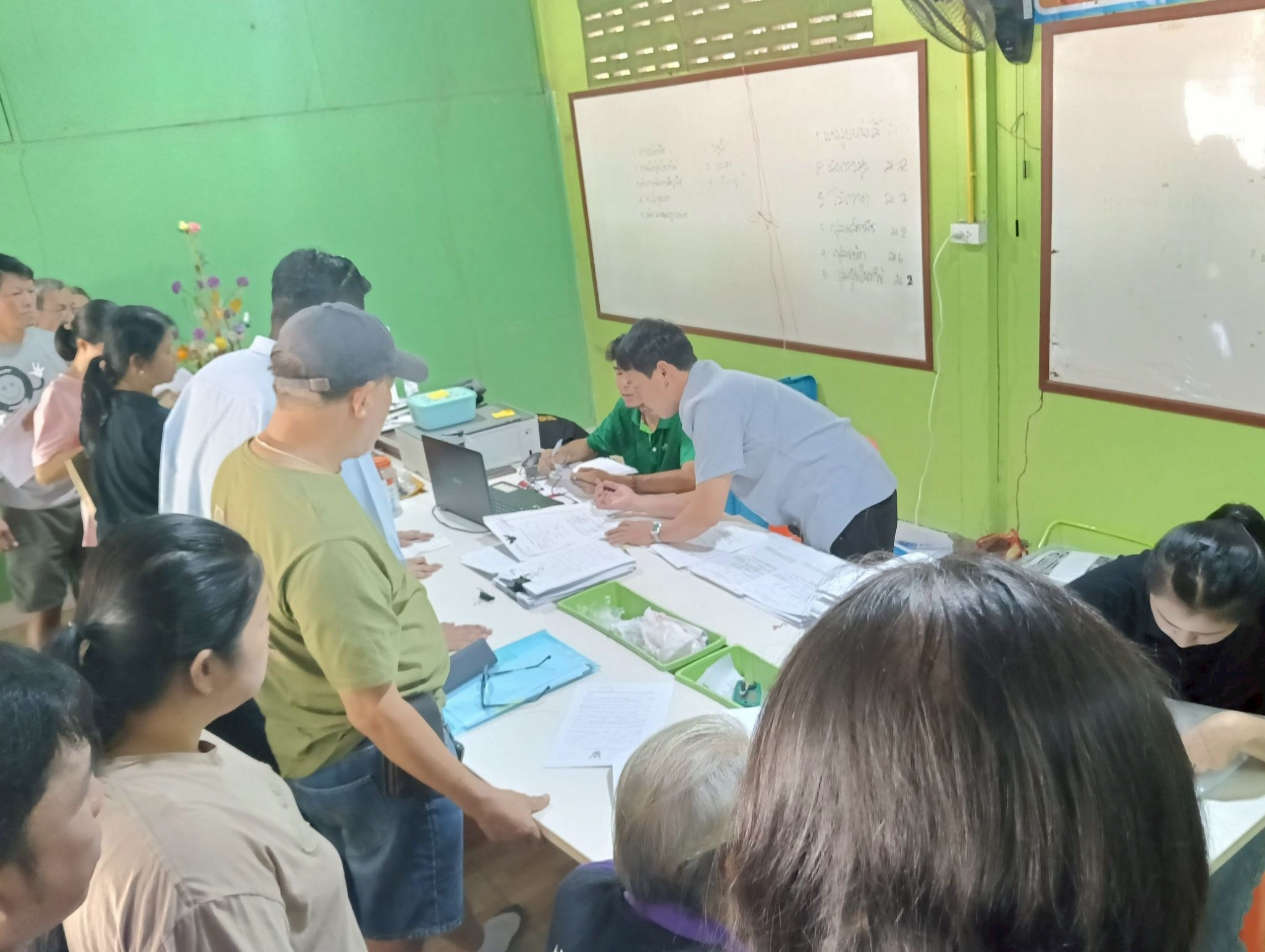 title - วันที่ 8 เมษายน 2569 นายวิทูล ประดิษฐ์บุญ ปฏิรูปที่ดินจังหวัดปราจีนบุรี มอบหมายให้ นายลิขิต ผันผ่อน ผู้อำนวยการกลุ่มกฎหมาย พร้อมด้วย เจ้าหน้าที่ ส.ป.ก.ปราจีนบุรี ลงพื้นที่ออกศูนย์บริการเคลื่อนที่ “Mobile Unit”  ยื่นคำร้องทั่วไปและปรึกษาข้อกฎหมายที่เกี่ยวข้องกับการปฏิรูปที่ดิน ณ ตำบลทุ่งโพธิ์ อำเภอกบินทร์บุรี จังหวัดปราจีนบุรี